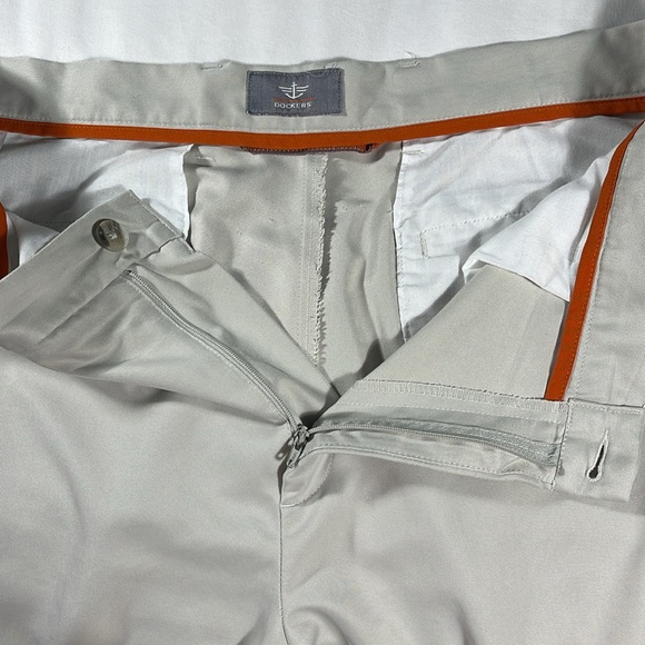 Dockers mens khaki polyester flat front 9.5" inseam Golf shorts - size 38 - Picture 5 of 11